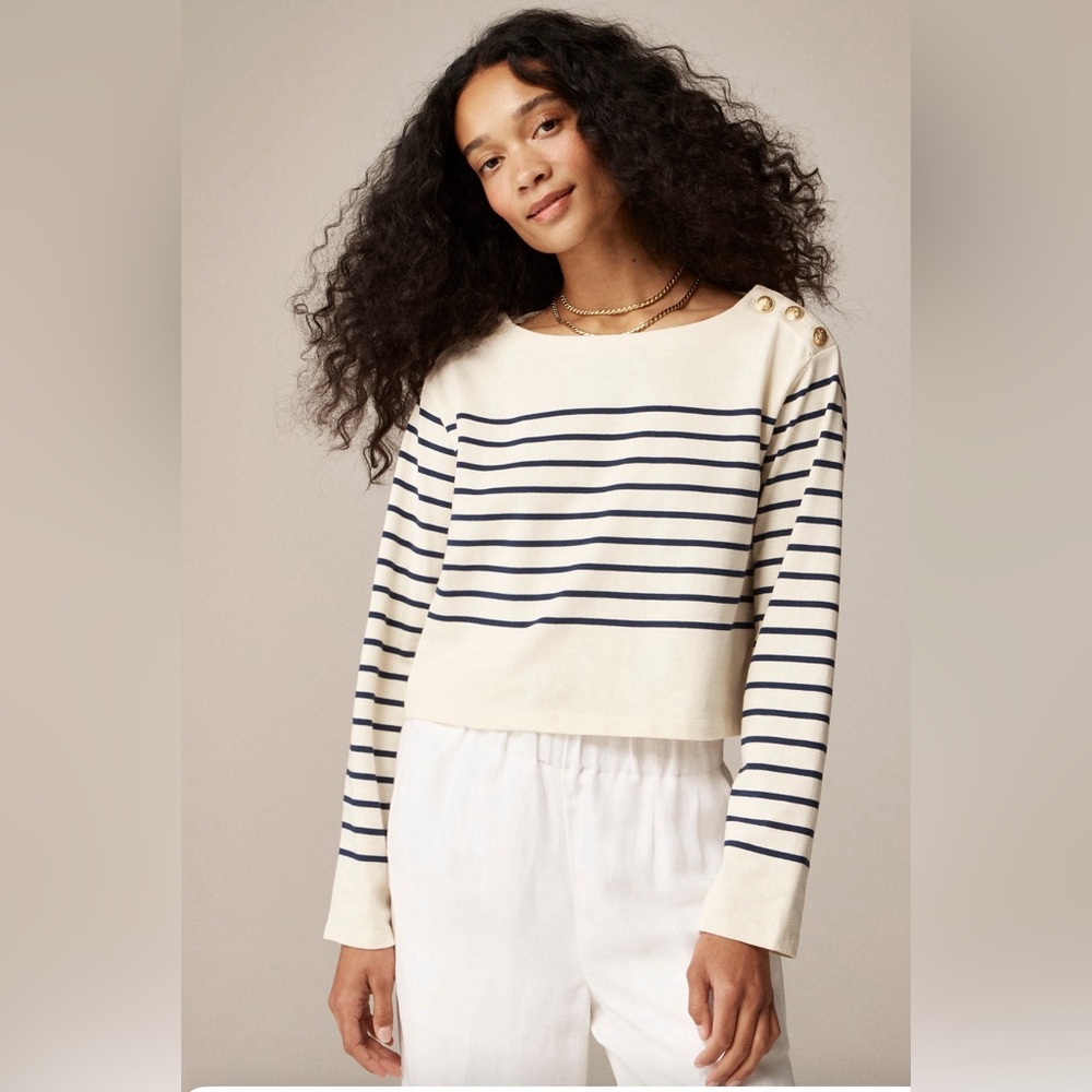 Cropped boatneck with Buttons